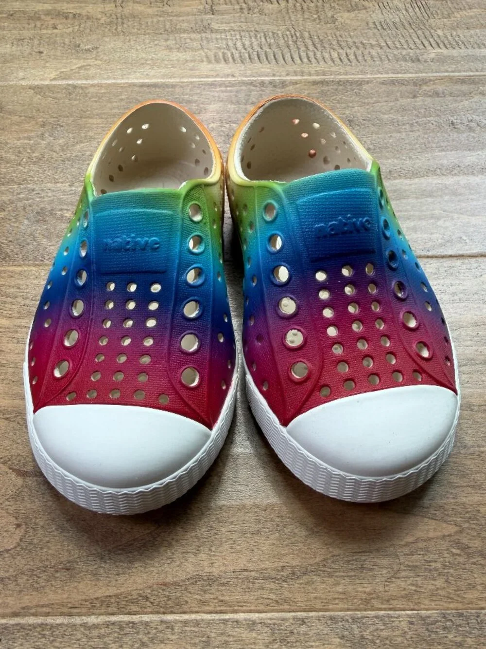 NATIVE (NWOT) rainbow Jefferson Print kids sneakers (C6)